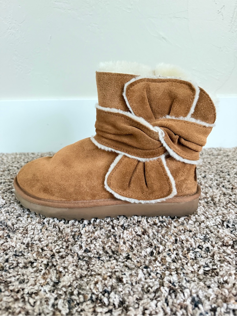 Ugg Women’s Mini Spill Seam Bow Suede Boots in Chestnut, size 7